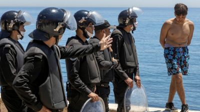 Spanien wirft Marokko in Ceuta „Erpressung“ vor – 6000 von insgesamt 8000 Migranten abgeschoben