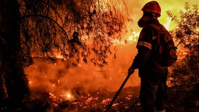 Waldbrand: Rettungskräfte evakuieren zahlreiche Dörfer in Griechenland
