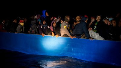 EU fordert Umverteilung von Migranten – Österreich fordert Ende vom „Weiterwinken“