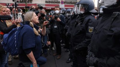 Video: Polizei setzt gewaltsam Demonstrationsverbot für Corona-Proteste durch