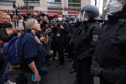 Video: Polizei setzt gewaltsam Demonstrationsverbot für Corona-Proteste durch