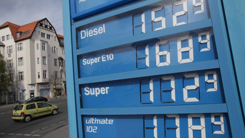 Tankstelle in Berlin: Das neue Klimaschutzgesetz sieht weiter steigende Kosten für Brenn- und Treibstoffe vor.