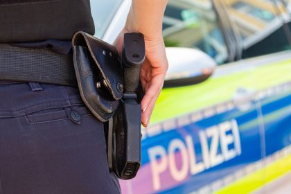 Psychisch kranker Autofahrer auf Amokfahrt – Passanten können sich geradeso retten