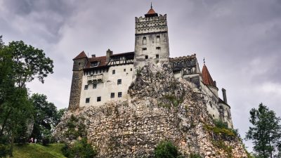 Behörden in Rumänien locken mit Covid-Impfung auf „Draculas Schloss“