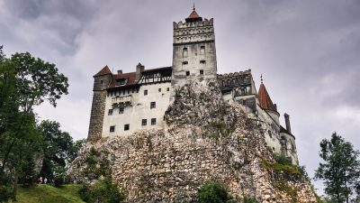 Behörden in Rumänien locken mit Covid-Impfung auf „Draculas Schloss“