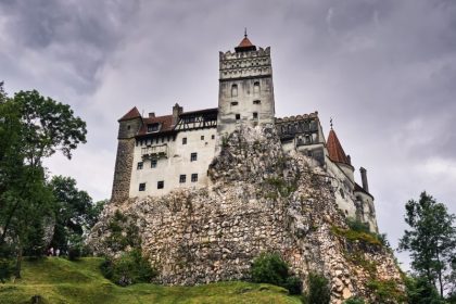 Behörden in Rumänien locken mit Covid-Impfung auf “Draculas Schloss”