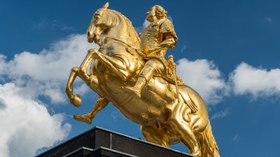 Goldener Reiter in Dresden mit Winkelschleifer und Hammer beschädigt
