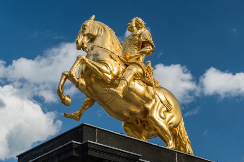 Goldener Reiter in Dresden mit Winkelschleifer und Hammer beschädigt