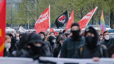 Zehntausende Menschen bei 1. Mai-Demos – Polizei-Großaufgebote mit Wasserwerfern im Einsatz