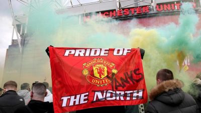 United-Fans stürmen Platz – Spiel gegen Liverpool verschoben