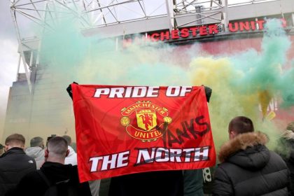 United-Fans stürmen Platz – Spiel gegen Liverpool verschoben