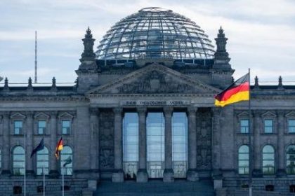Buch von „Tagesschau“-Sprecher sorgt für Wirbel – Ist mit muslimischer Kanzlerin Sawsan Chebli gemeint?