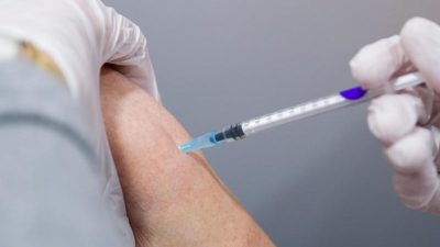 „Wir werden überrannt, jeder will auf eine Impfliste“: Praxen in Bayern geraten ins Schleudern