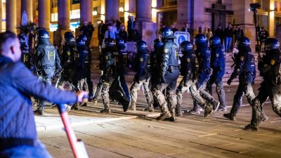 Ausschreitungen gegen Polizei in Augsburg und Hamburg – Angespuckt, Flaschenwürfe und Tritte