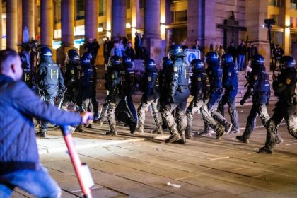 Ausschreitungen gegen Polizei in Augsburg und Hamburg – Angespuckt, Flaschenwürfe und Tritte