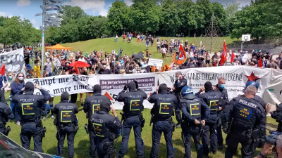 Querdenken-Demo in Karlsruhe: Friedlich, fröhlich – übergriffig?
