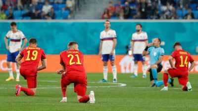 Fußball-EM: Niederknien gegen Rassismus von Fans mit Buhrufen und Pfiffen quittiert
