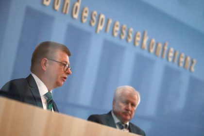 Seehofer: Maaßen steht auf dem Boden der Demokratie – Haldenwang zurechtgewiesen
