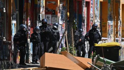 Aufräumen nach Straßenkampf um Rigaer 94: Feuer, Steine, Böller und 60 verletzte Polizisten