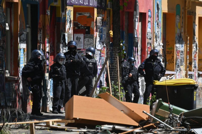 Aufräumen nach Straßenkampf um Rigaer 94: Feuer, Steine, Böller und 60 verletzte Polizisten