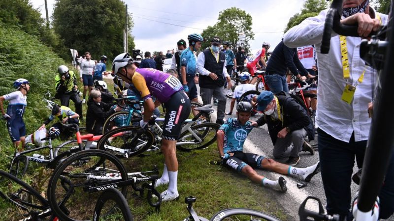 Zuschauerin mit dem Pappschild droht Klage nach Massensturz bei Tour de France