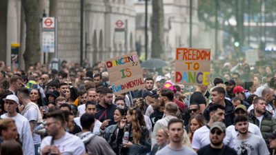 Tausende bei Protesten gegen Corona-Maßnahmen in London