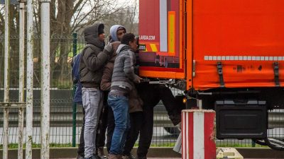 LKW-Fahrer bemerkt Flüchtlinge auf Anhänger – Polizei ermittelt wegen „Einschleusens von Ausländern“