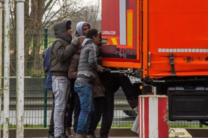 LKW-Fahrer bemerkt Flüchtlinge auf Anhänger – Polizei ermittelt wegen „Einschleusens von Ausländern“