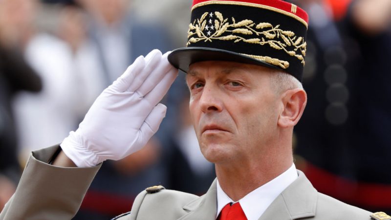 Was hat der Rücktritt des französischen Armeechefs mit Marine Le Pen zu tun?