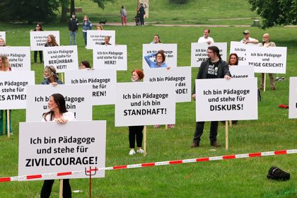 Stiller Protest der Pädagogen – Schwab: „Die Pädagogen sind in einer ganz gefährlichen Zwickmühle“