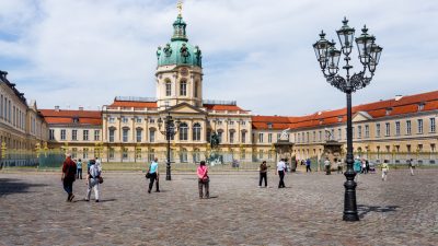 Protest-Spaziergang gegen Corona-Maßnahmen in Berlin