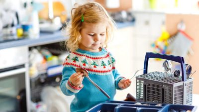 Kinder lernen hilfreiche Gewohnheiten im Haushalt