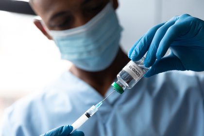 Werbe-Video gestoppt: Regierung wirbt versehentlich mit Hamas-Anhänger für Corona-Impfung