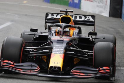 Verstappen im ersten Training in Baku vorn