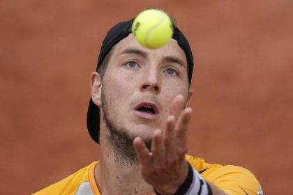 Struff folgt Zverev bei den French Open ins Achtelfinale