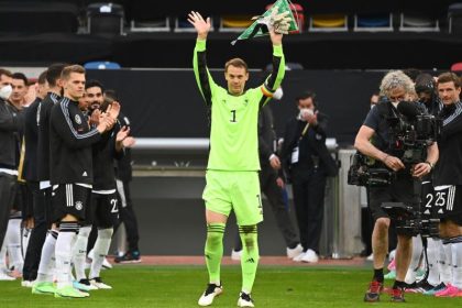 Neuer für 100. Einsatz in der Nationalmannschaft geehrt
