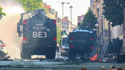 Berlin: Langwieriger Polizeieinsatz wegen Brandschutzprüfung in „Rigaer 94“ + VIDEO