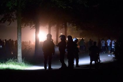 “Absurde Szenen”: Polizei räumt gewaltsam Hamburger Stadtpark von tausenden Feiernden