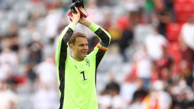 DFB-Kapitän Neuer mit Regenbogen-Armbinde im EM-Spiel gegen Ungarn