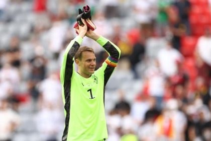 DFB-Kapitän Neuer mit Regenbogen-Armbinde im EM-Spiel gegen Ungarn