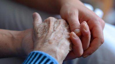 80 Prozent Übersterblichkeit in Pflegeheimen im Dezember – Auswirkungen der Maßnahmen möglicher Grund