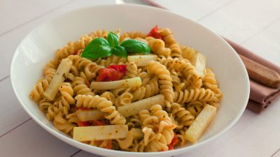 Nudeln mit Kohlrabi in Pesto