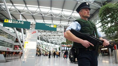 Maschinenpistole in Gepäck von Flugreisendem ruft Düsseldorfer Zoll auf den Plan