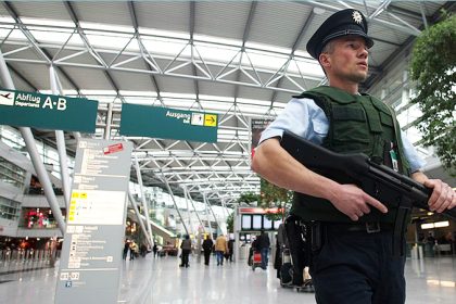 Maschinenpistole in Gepäck von Flugreisendem ruft Düsseldorfer Zoll auf den Plan