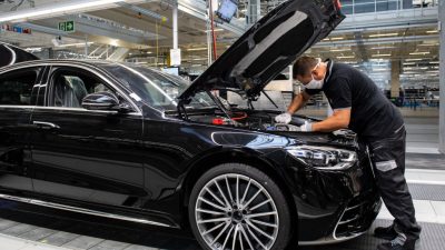 Daimler setzt Produktion wegen Halbleitermangels aus – Kommt die Batteriezellproduktion in Bitterfeld?