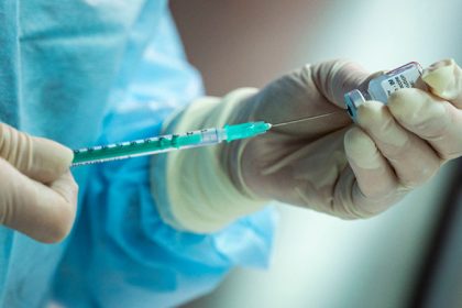 12-Jährige nach Pfizer-Impfung im Rollstuhl: Mutter beschreibt extreme Reaktionen auf Corona-Vakzin