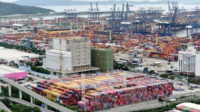 Höhere Preise und Lieferschwierigkeiten: Frachtschiff-Chaos schlägt sich in Logistikbranche nieder