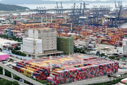 Höhere Preise und Lieferschwierigkeiten: Frachtschiff-Chaos schlägt sich in Logistikbranche nieder