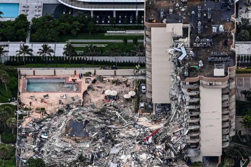 Teilweise eingestürztes Wohnhaus in Florida durch kontrollierte Explosion gesprengt