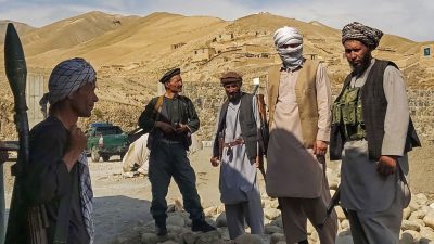 Taliban nehmen wichtige Städte des Landes ein – Afghanische Soldaten fliehen ins Nachbarland